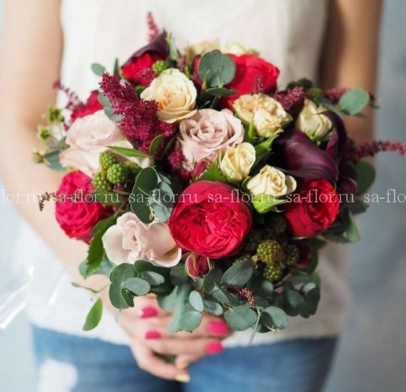 Свадебный букет из пионовидной кустовой розы сорта Ред Пиано 036