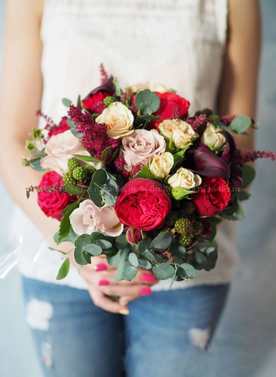 Свадебный букет из пионовидной кустовой розы сорта Ред Пиано 036