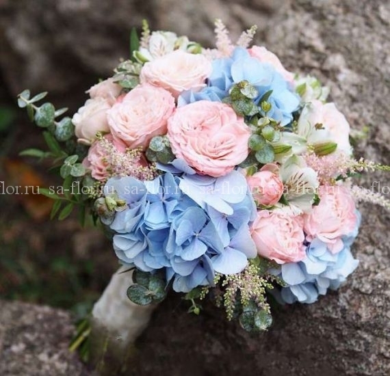 Свадебный букет из голубой гортензии и кустовой розы 037