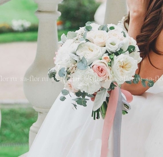 Свадебный букет из пионовидной розы и белой эустомы 029